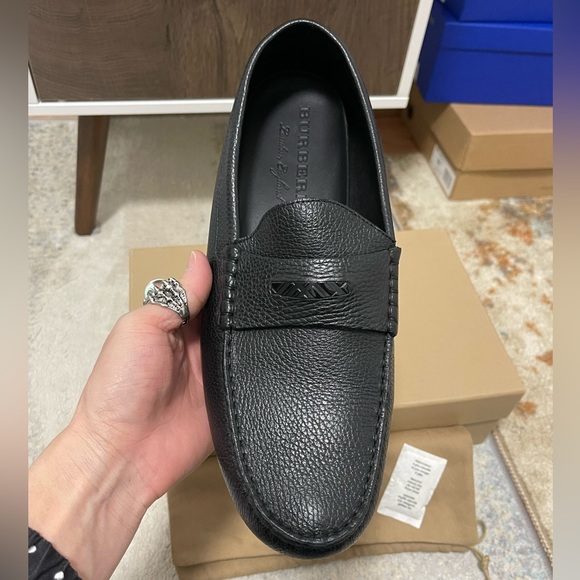 Like New Men’s Size 11.5 Burberry Silverstone Grainy Leather Loafer In Black - Picture 9 of 14